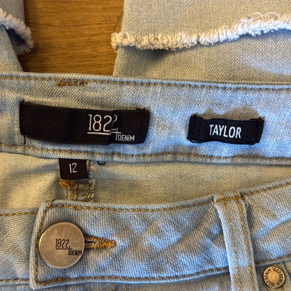 1822 Denim Taylor Women’s 12 Light Wash Cuffed Capri Jeans - Picture 6 of 7